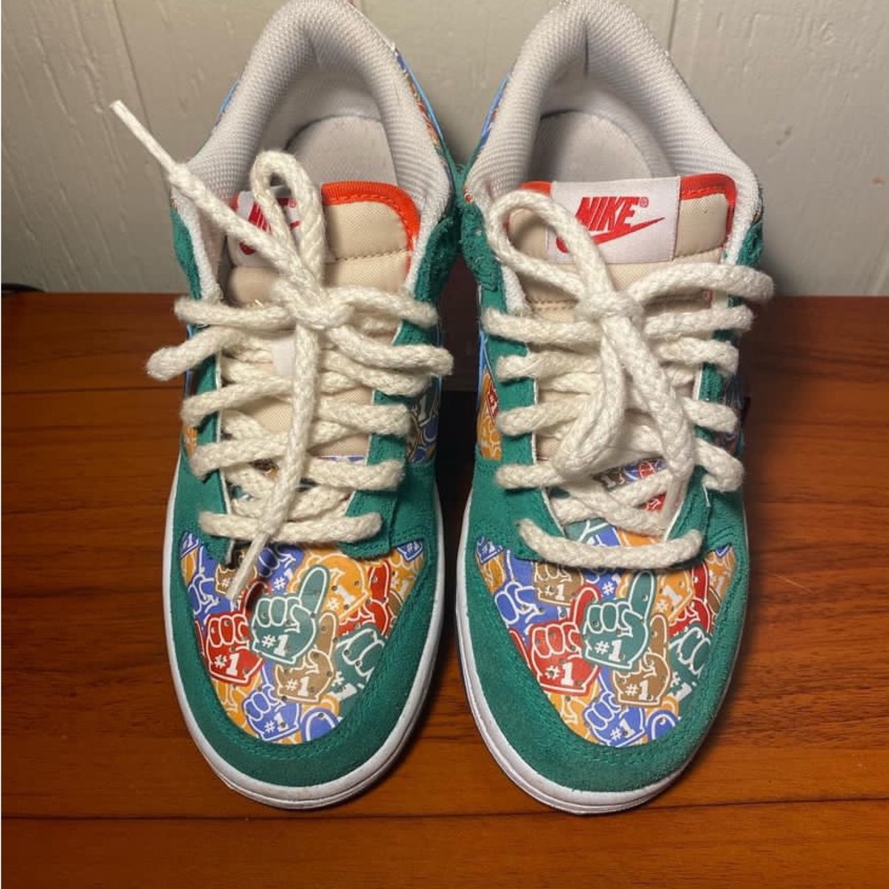 Foam Finger Dunks - Picture 2 of 7